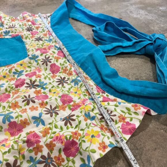 blue and white floral vintage apron with tie and front pocket - Picture 5 of 5